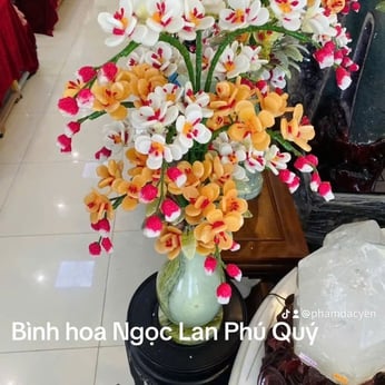 Bình hoa lan Hồ Điệp bằng ngọc tự nhiên