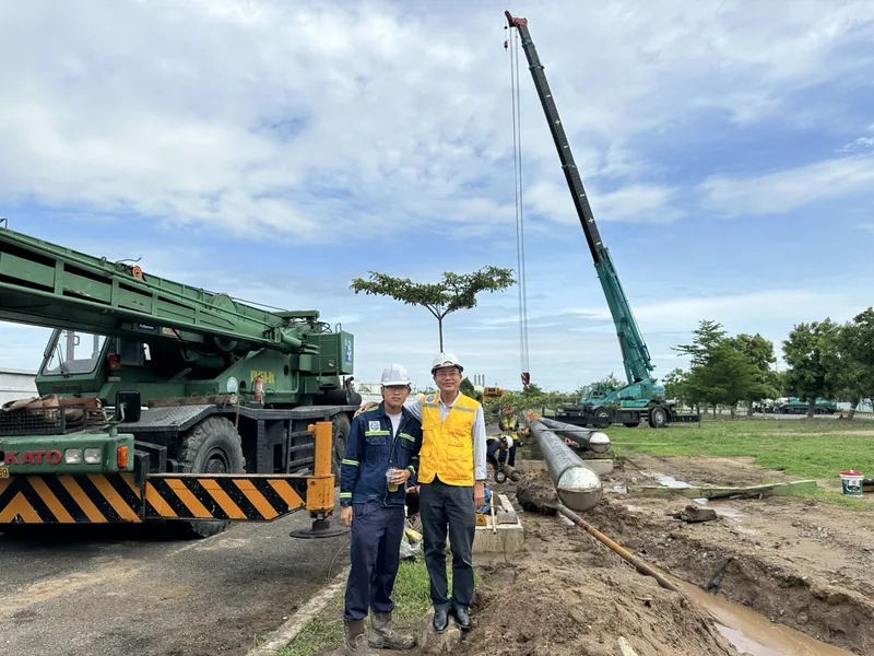 Quá trình khoan ngầm kéo ống nước qua đường quốc lộ