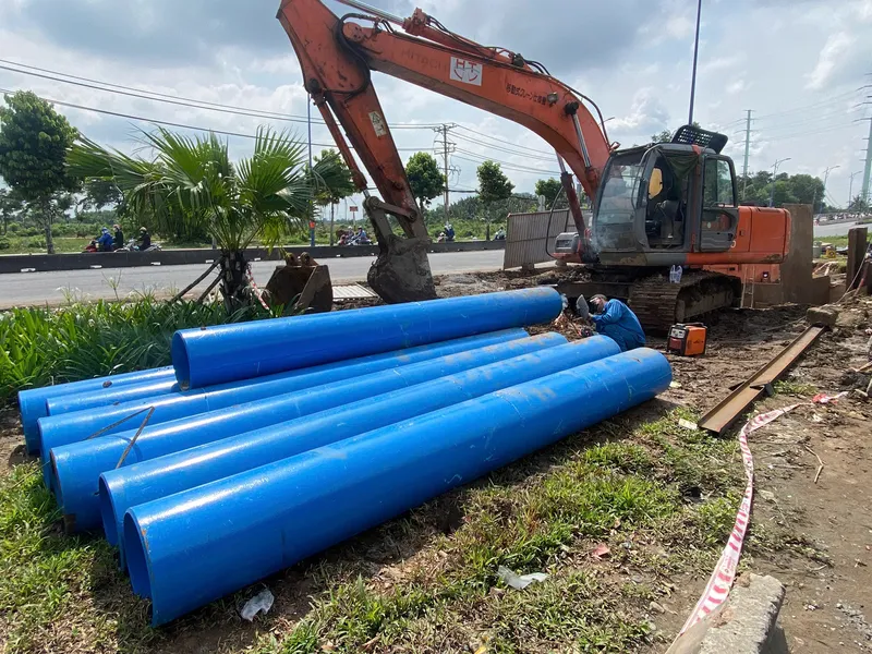 Thi công khoan kích ngầm kéo ống thép qua đường