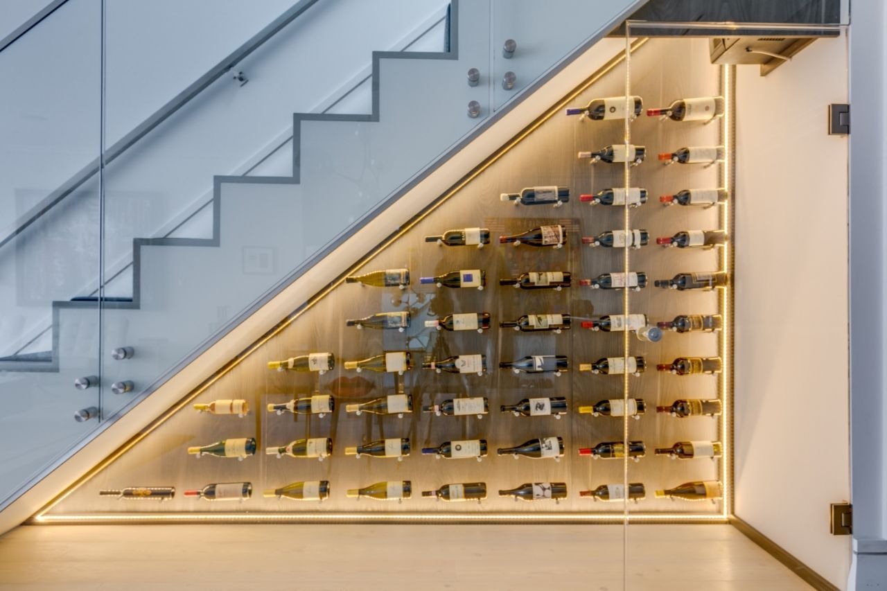 Top 6 tủ rượu cánh kính đẹp nhất, sang trọng và tiện dụng cho phòng khách