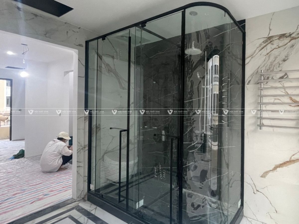 Phòng tắm kính 135 độ là gì? Ưu điểm và cách thiết kế phù hợp mọi không gian