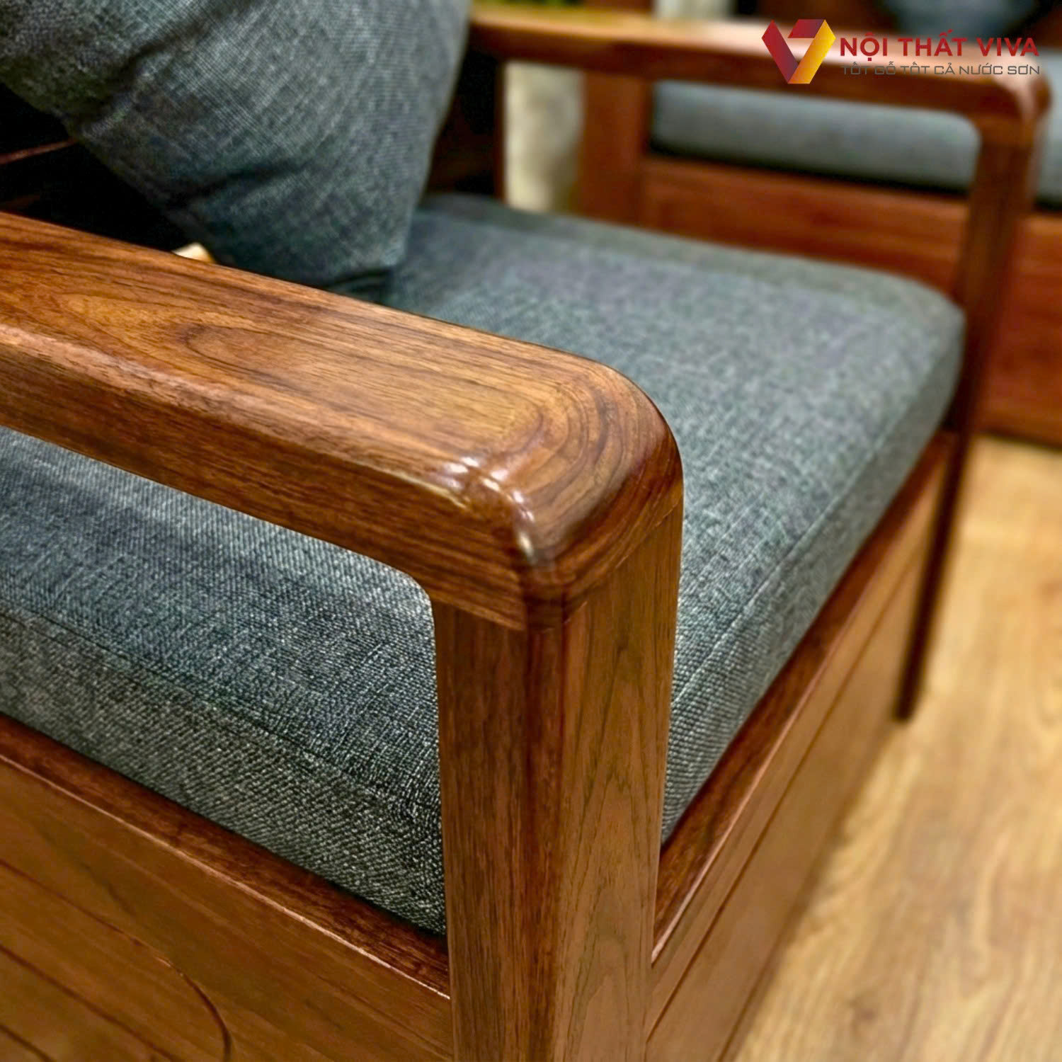 N&ecirc;n d&ugrave;ng sofa gỗ hay sofa nệm trong ph&ograve;ng kh&aacute;ch? Ưu nhược điểm & gợi &yacute; chọn mua