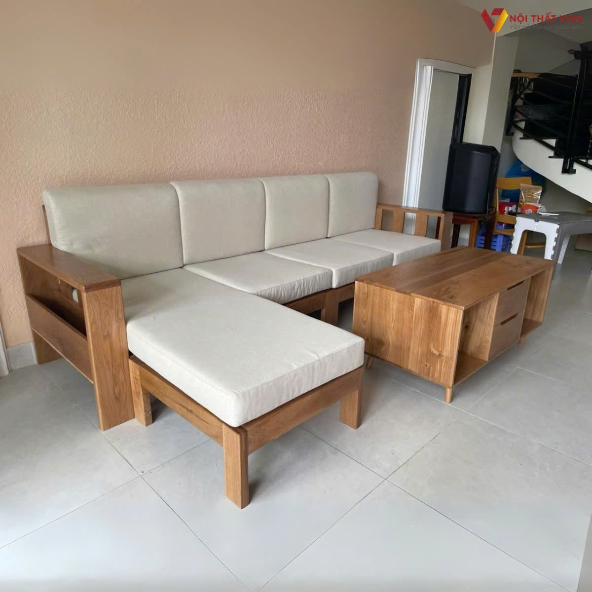 N&ecirc;n d&ugrave;ng sofa gỗ hay sofa nệm trong ph&ograve;ng kh&aacute;ch? Ưu nhược điểm & gợi &yacute; chọn mua