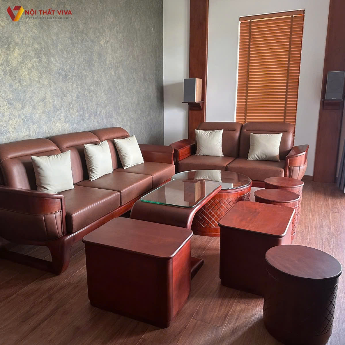 N&ecirc;n d&ugrave;ng sofa gỗ hay sofa nệm trong ph&ograve;ng kh&aacute;ch? Ưu nhược điểm & gợi &yacute; chọn mua