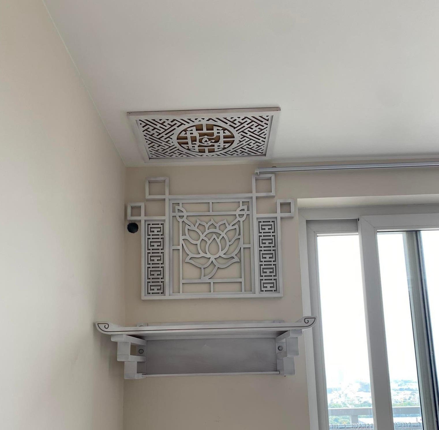 28+ Mẫu b&agrave;n thờ treo tường ph&ograve;ng kh&aacute;ch đẹp, sang trọng, chuẩn phong thủy 