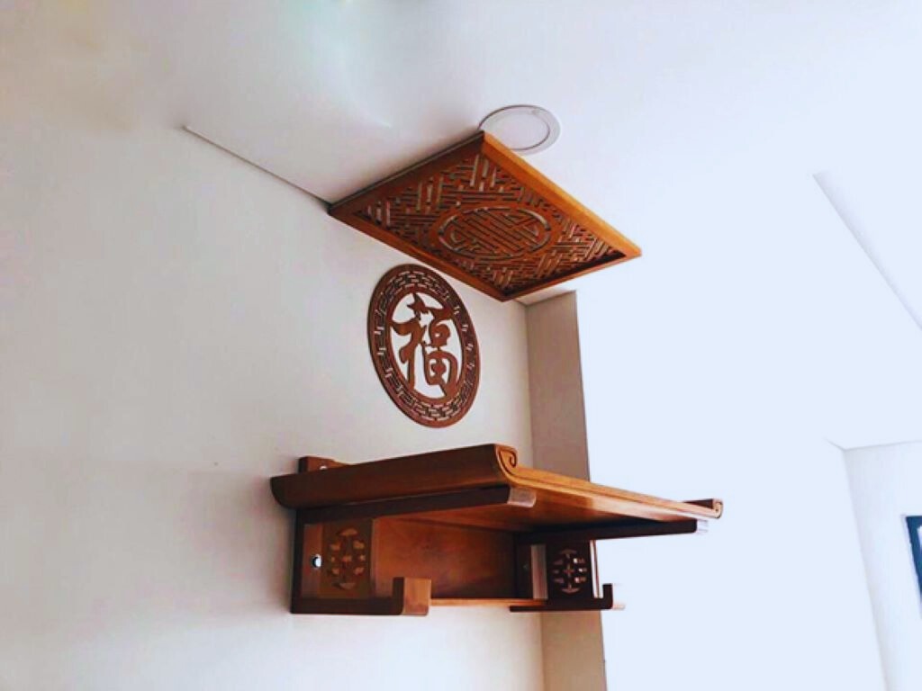 28+ Mẫu b&agrave;n thờ treo tường ph&ograve;ng kh&aacute;ch đẹp, sang trọng, chuẩn phong thủy 