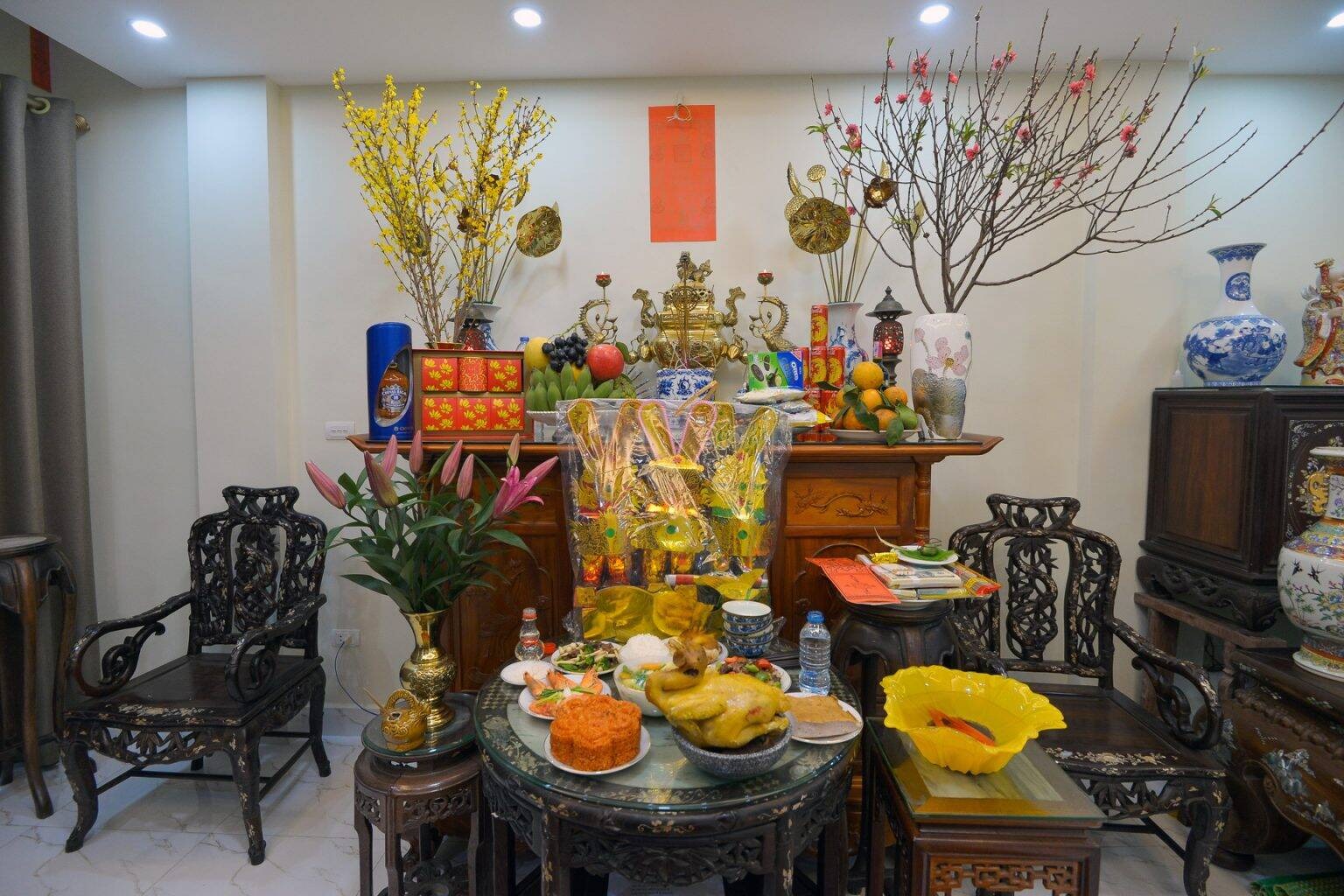 5+ C&aacute;ch trang tr&iacute; b&aacute;nh kẹo b&agrave;n thờ ng&agrave;y tết đẹp mắt, đ&uacute;ng phong tục