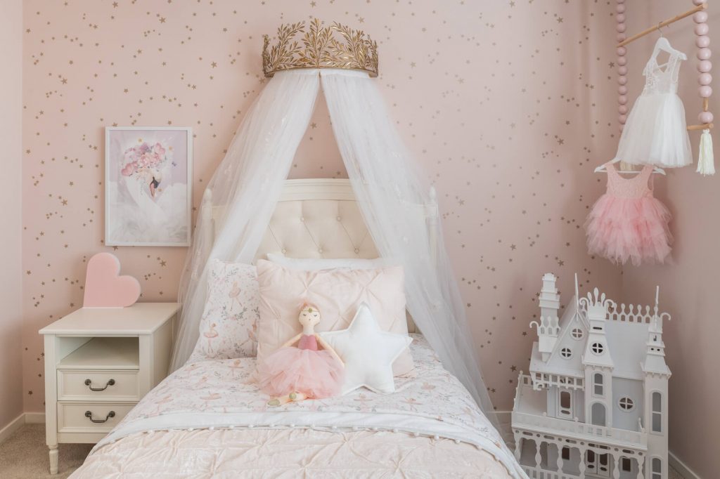 trang trí phòng ngủ cho con gái cá tính