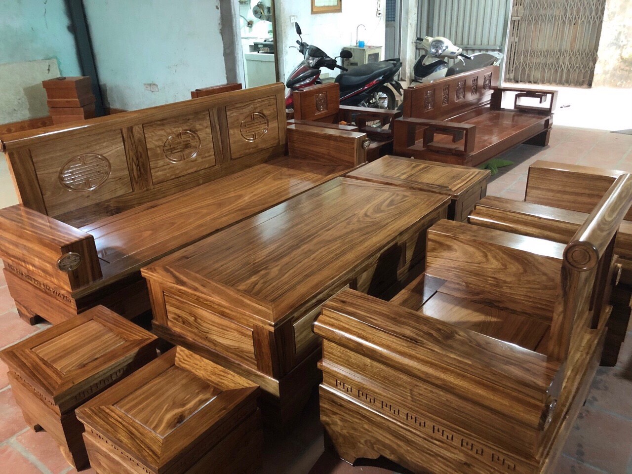 Bàn ghế sofa gỗ hương xám có bền không? Giải đáp chuẩn xác nhất Bàn ghế sofa gỗ hương xám có bền không? Giải đáp chuẩn xác nhất