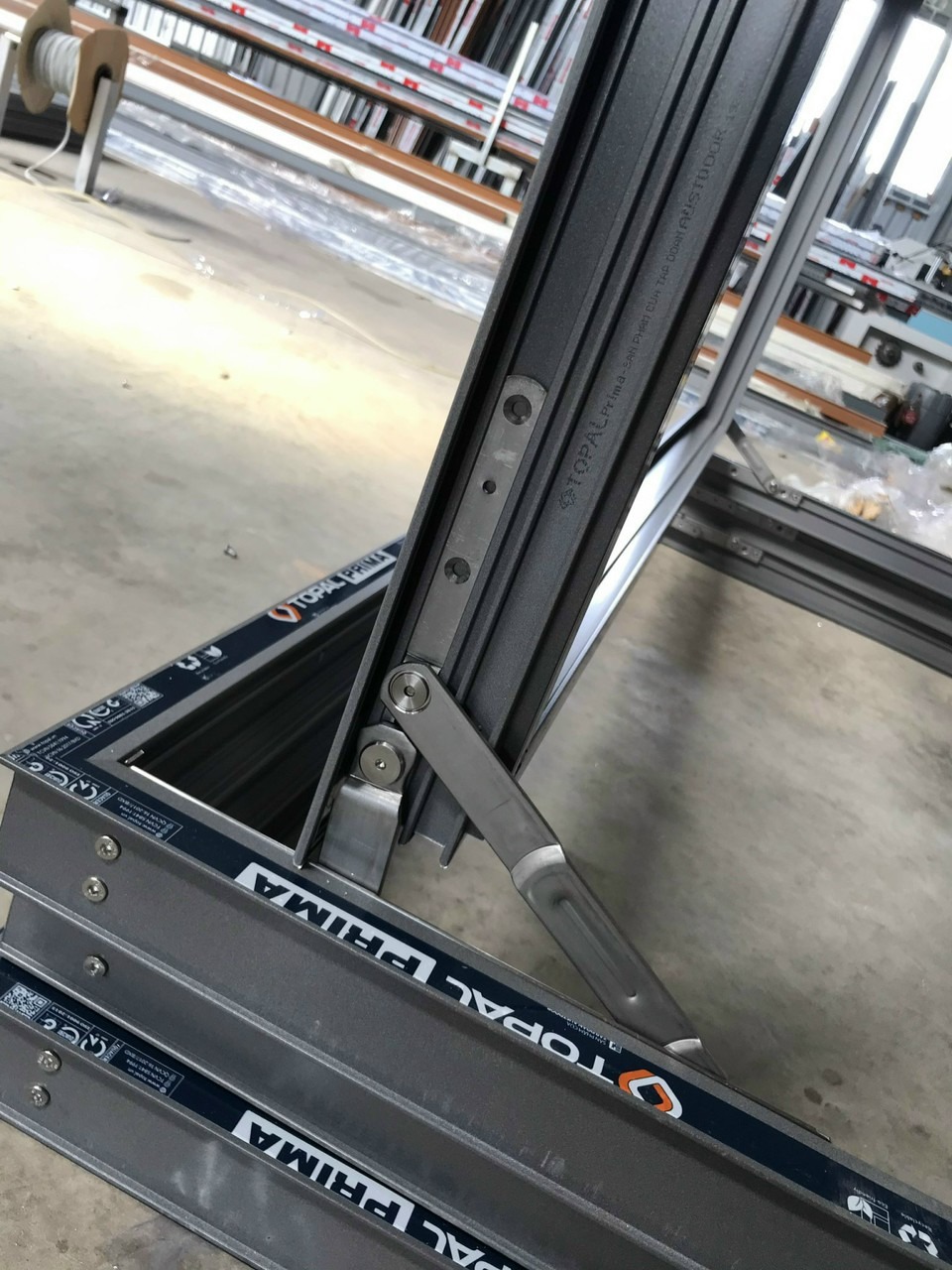 Bản lề chữ A là gì? Ưu điểm, cách lắp đặt và báo giá lề chữ A mới nhất 