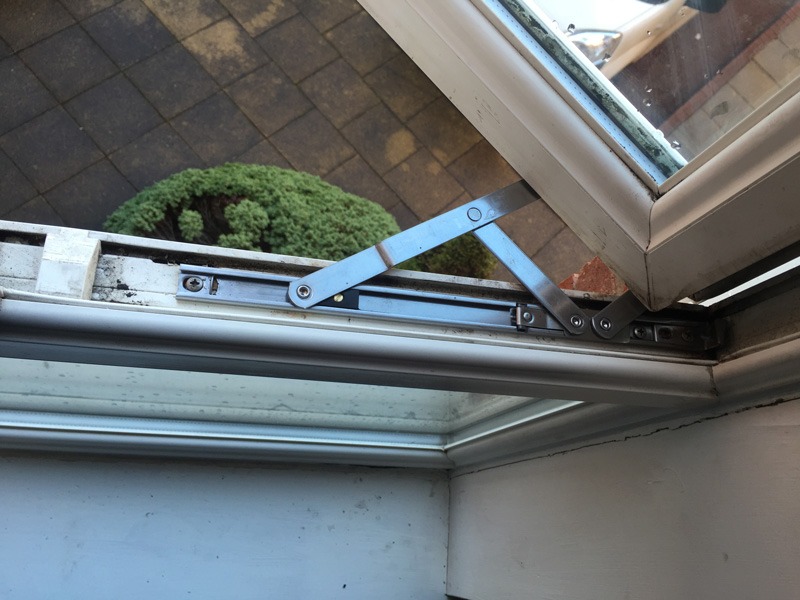 Bản lề chữ A là gì? Ưu điểm, cách lắp đặt và báo giá lề chữ A mới nhất 