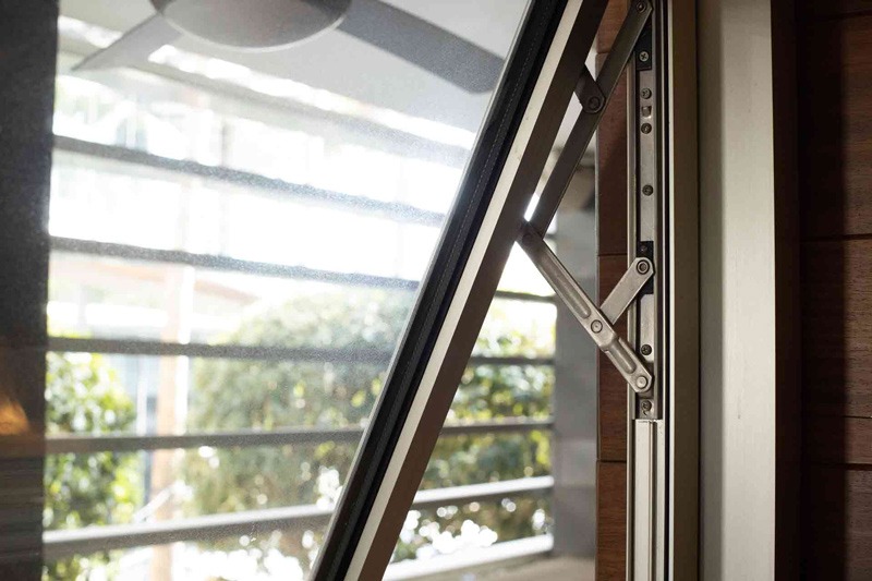 Bản lề chữ A là gì? Ưu điểm, cách lắp đặt và báo giá lề chữ A mới nhất 