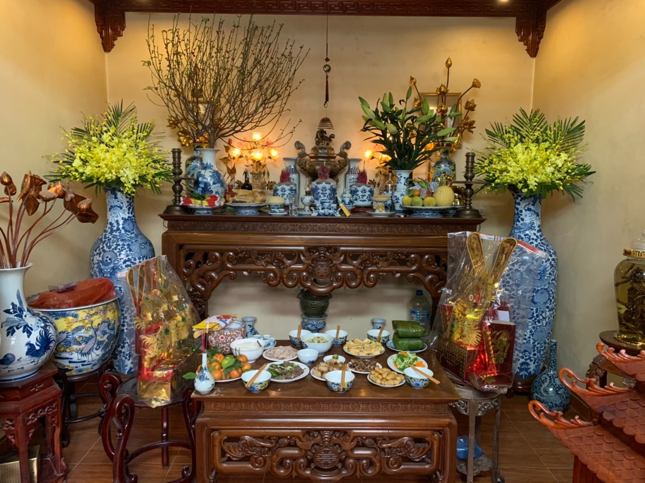 B&agrave;n thờ nhị cấp v&agrave; tam cấp kh&aacute;c nhau thế n&agrave;o? C&aacute;ch chọn ph&ugrave; hợp cho gia đ&igrave;nh