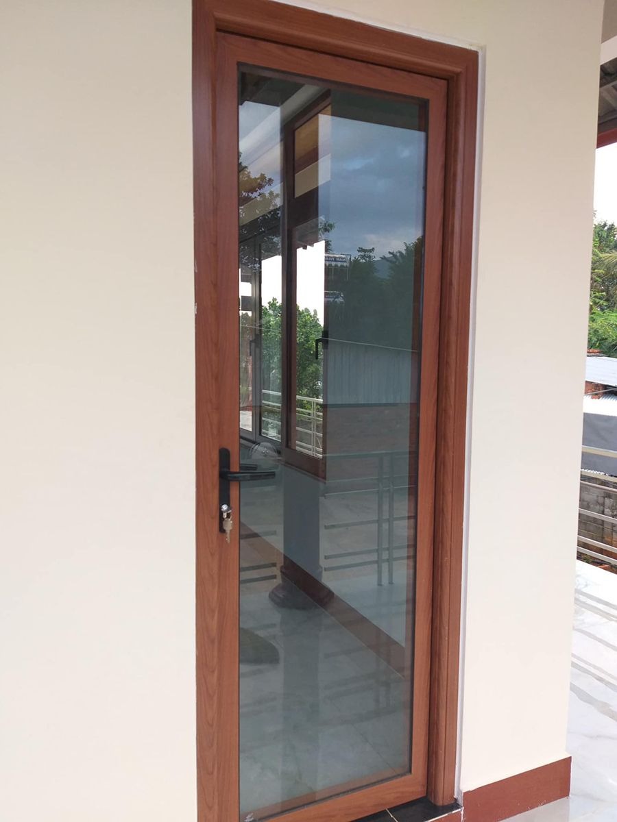 Báo giá cửa đi nhôm kính mới nhất 2025, chất lượng, thi công uy tín 