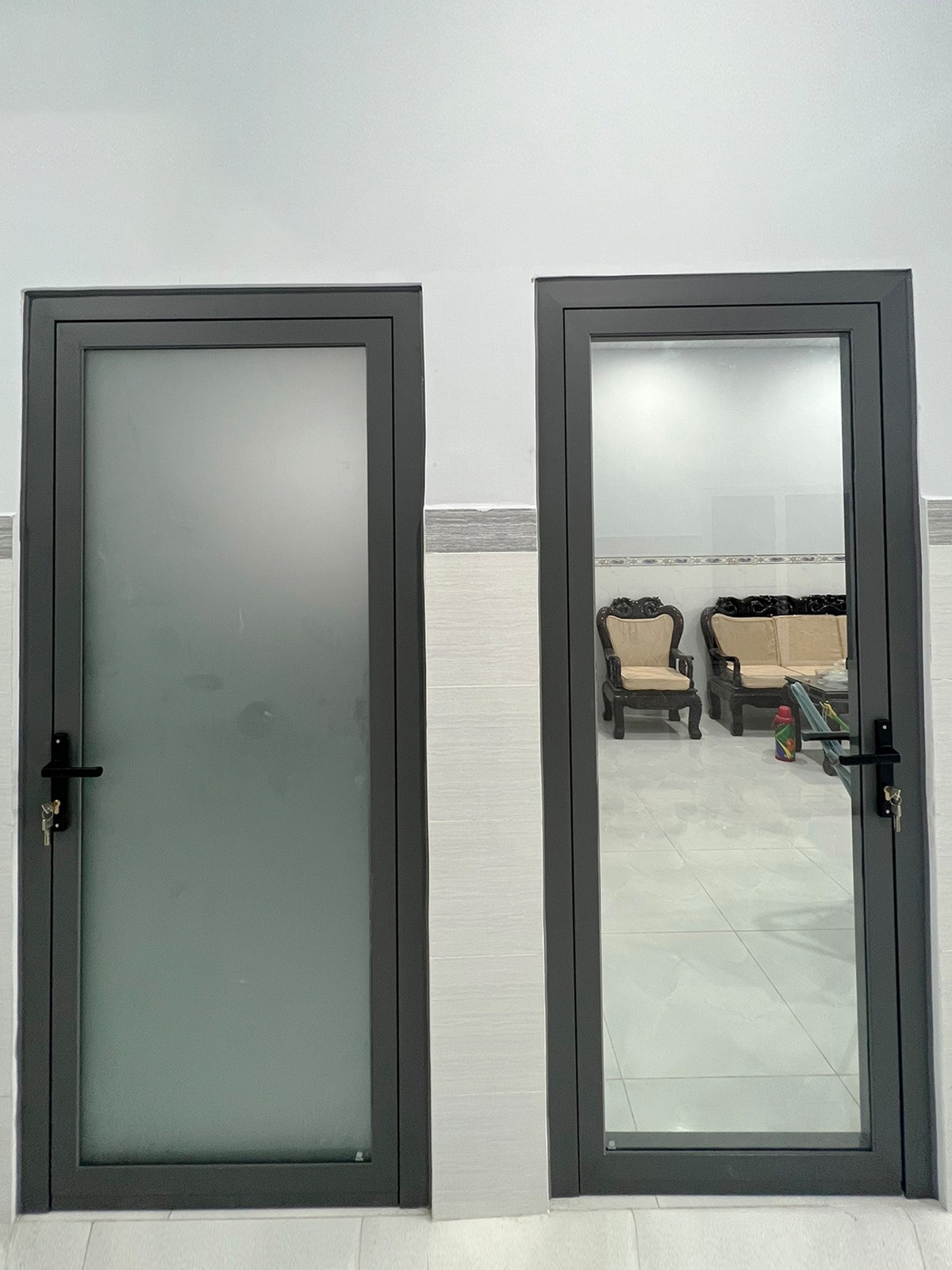 Báo giá cửa đi nhôm kính mới nhất 2025, chất lượng, thi công uy tín 