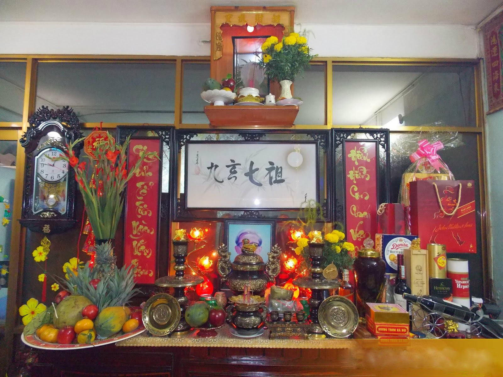 C&aacute;ch b&agrave;y tr&iacute; b&agrave;n thờ treo tường ng&agrave;y Tết đ&uacute;ng chuẩn phong thủy