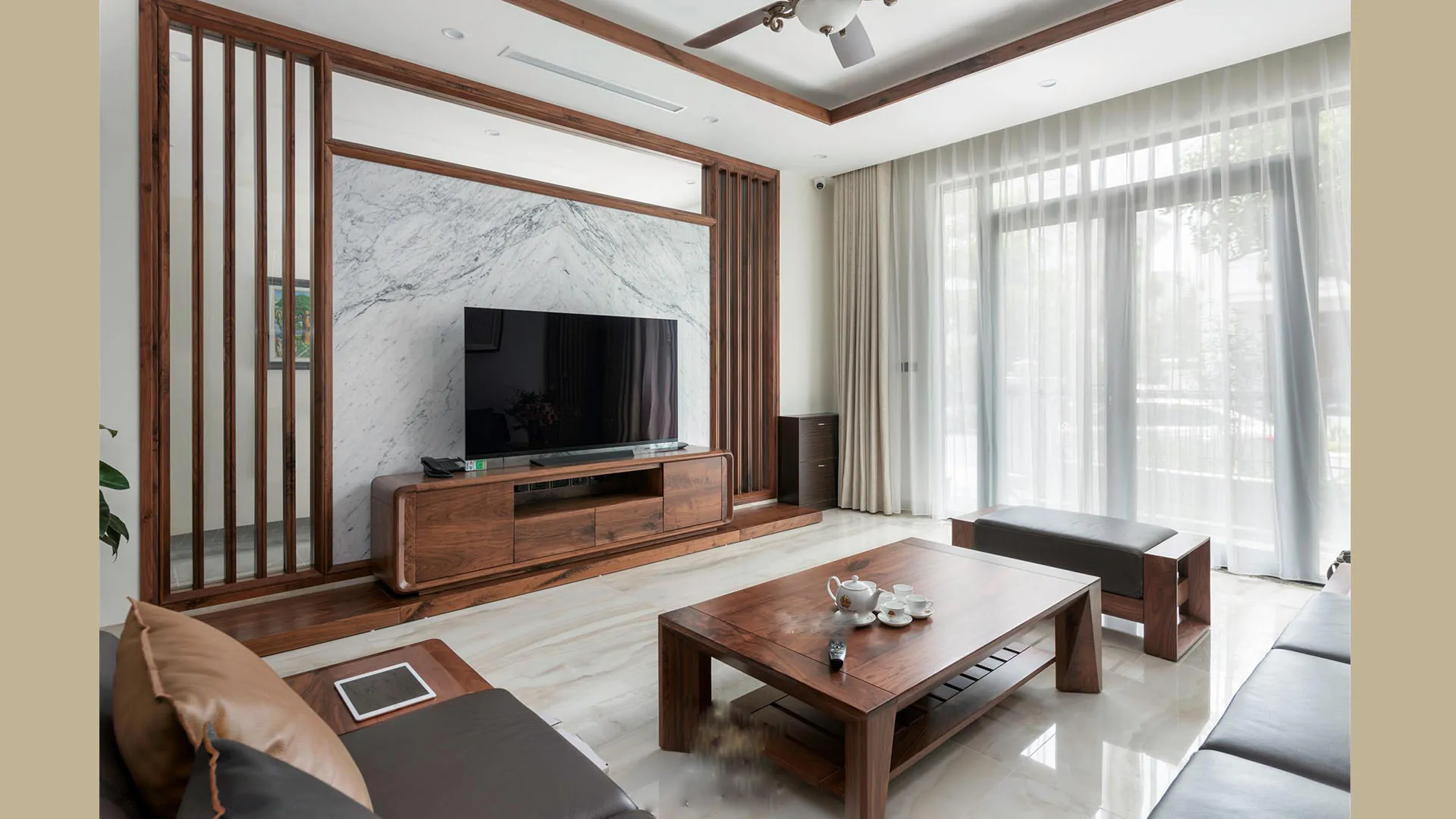 Kệ tivi đơn giản: Với kệ tivi đơn giản, bạn sẽ có một không gian trang trí hiện đại cho phòng khách của mình. Nó được thiết kế rất tiện ích với các đầu trang trang bị sẵn sàng để bạn chăm sóc và quản lý thiết bị. Kệ tivi đơn giản cũng giúp tối ưu hóa không gian phòng khách và tạo nên một sự gọn gàng cho căn nhà của bạn.
