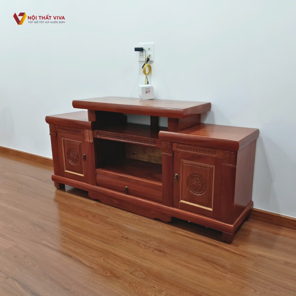 Có nên chọn kệ tivi gỗ gõ đỏ? Ưu điểm, giá bán và mẫu mới hiện nay