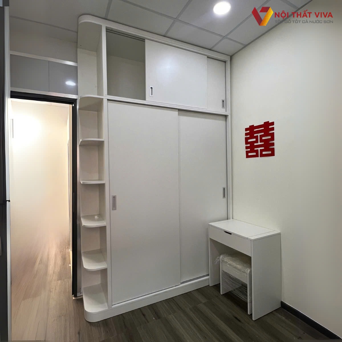 Có nên lắp tủ quần áo kịch trần không? Các mẫu tủ áo kịch trần đẹp 