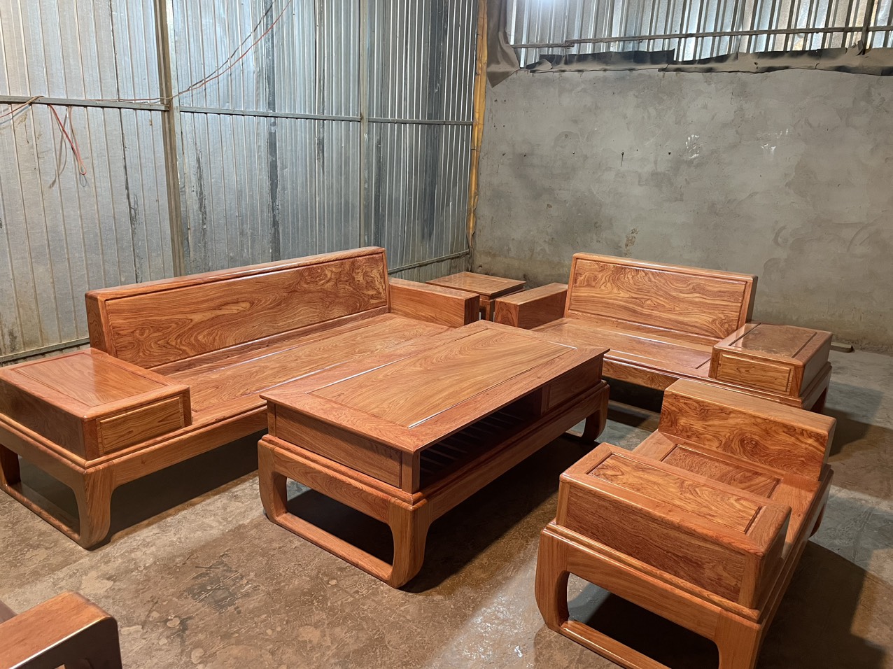 Có nên mua sofa gỗ hương đá không? Những điều cần biết trước khi chọn mua Có nên mua sofa gỗ hương đá không? Những điều cần biết trước khi chọn mua