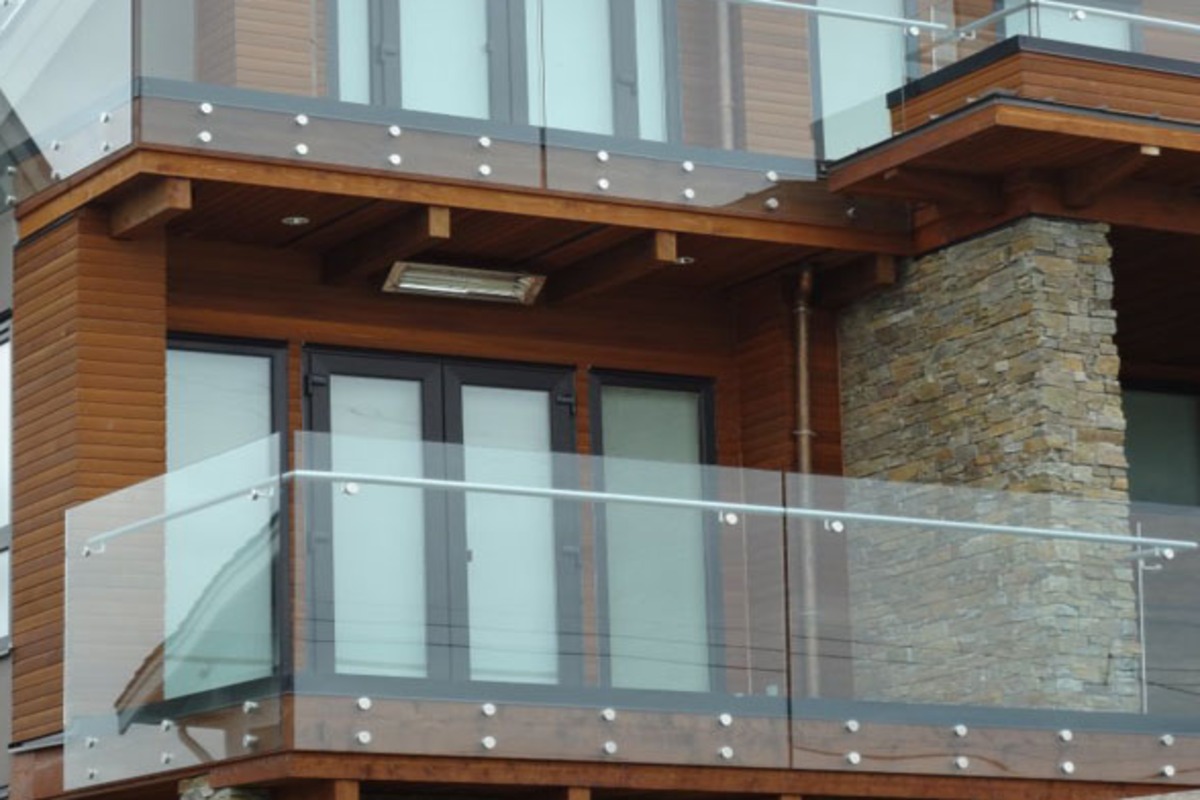 Giá kính cường lực bao nhiêu/m²? Báo giá chi tiết & cập nhật 2025