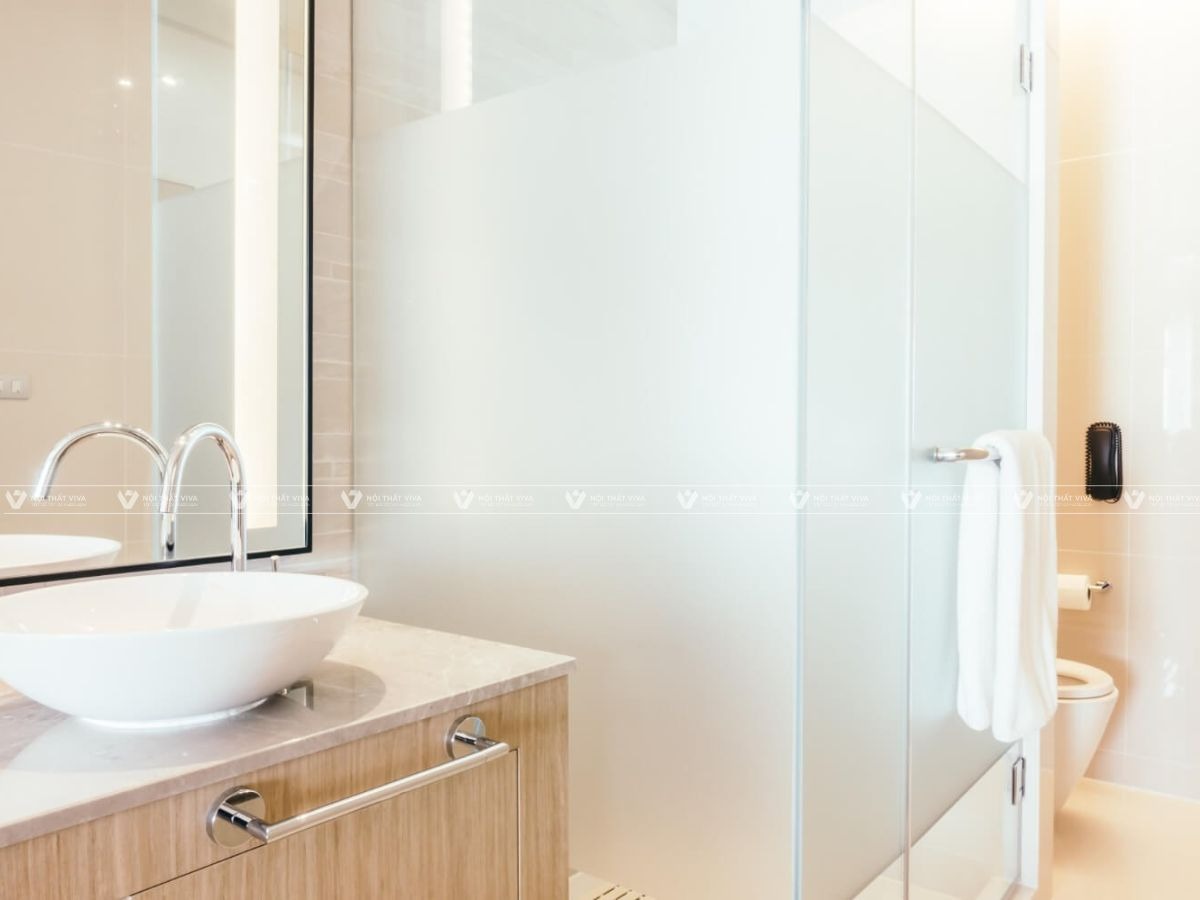 Giá phòng tắm kính trọn gói: Bảng giá theo kiểu dáng, độ dày, phụ kiện