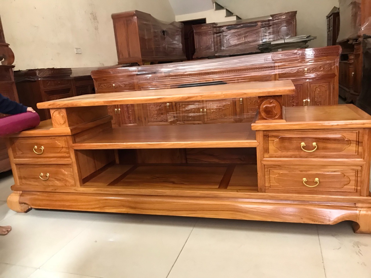 [Hot] 10+ mẫu kệ tivi gỗ hương đá đẹp, cao cấp kèm báo giá mới nhất 2025