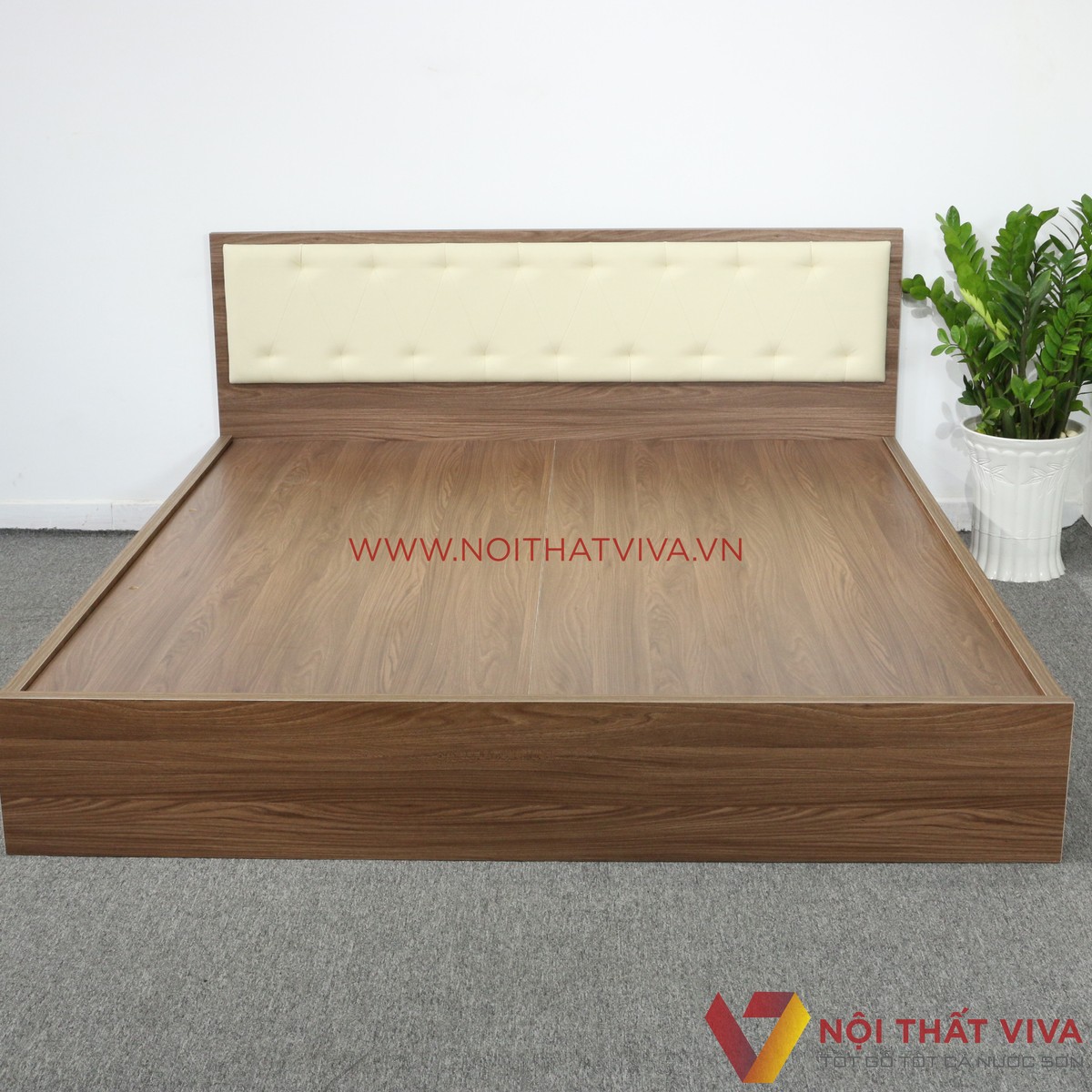 Giường Ngủ MDF Phủ Melamine Có Đầu Nệm Kem Hiện Đại Màu Óc Chó