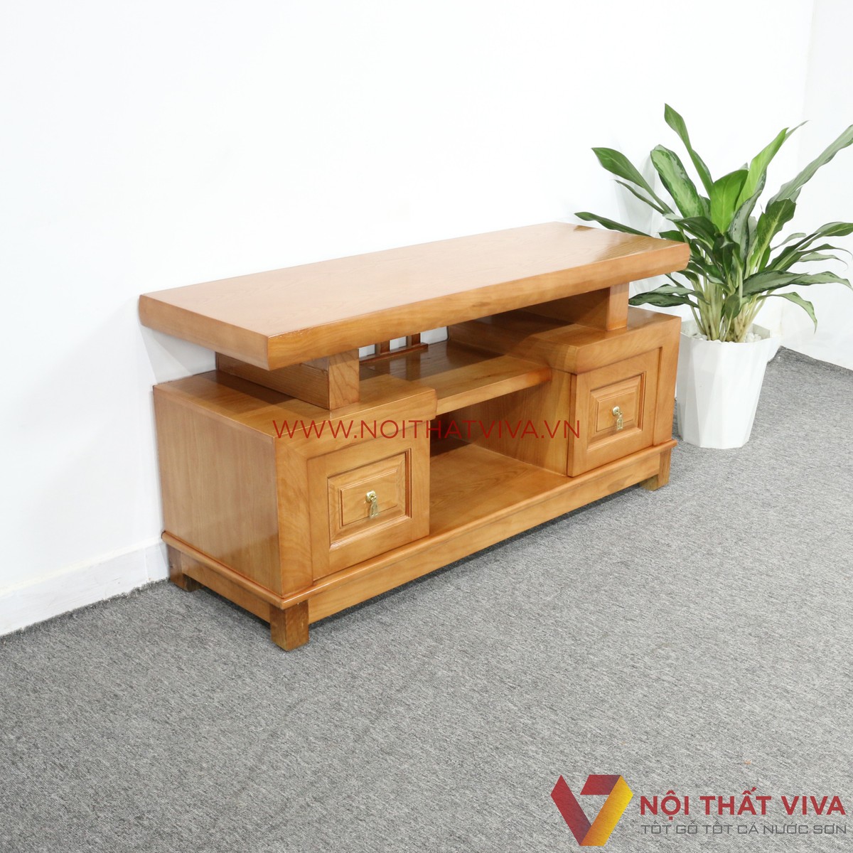 Kệ Tivi gỗ sồi Nga: Được làm từ gỗ sồi Nga, Kệ Tivi này là lựa chọn hoàn hảo để tôn lên không gian phòng khách của bạn. Với chất lượng vượt trội và thiết kế tinh tế, sản phẩm này sẽ mang đến cho bạn không gian sang trọng và ấm cúng.