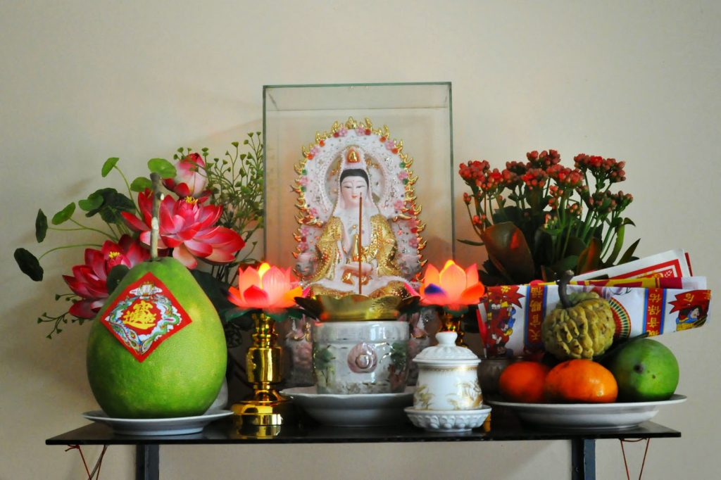 Bàn thờ Phật cần có đủ không gian để bày trí các lễ vật cúng Mẹ Quan Âm