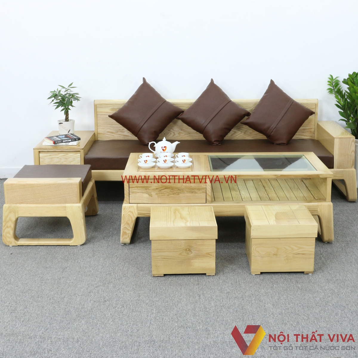 Phòng khách 20m2 không quá rộng vẫn hoàn toàn đủ để tạo nên không gian sống tiện nghi, đồng thời thể hiện sự sang trọng và đẳng cấp. Với  những mẫu bàn ghế gỗ phòng khách 20m2 đa dạng và phong phú, bạn hoàn toàn có thể tìm thấy bộ sản phẩm phù hợp với sở thích của mình.