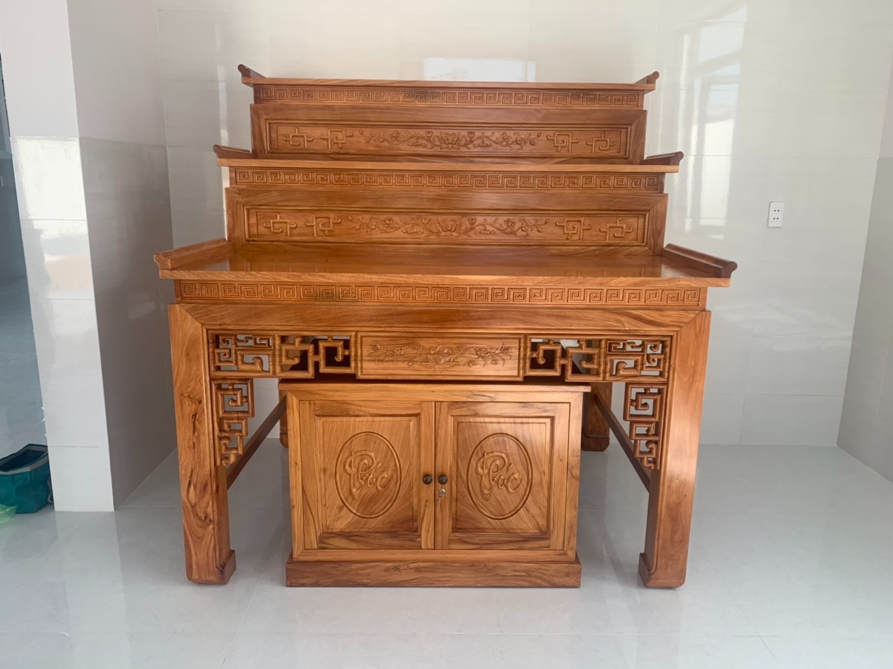 N&ecirc;n chọn k&iacute;ch thước b&agrave;n thờ 3 tầng như thế n&agrave;o để thu h&uacute;t t&agrave;i lộc?