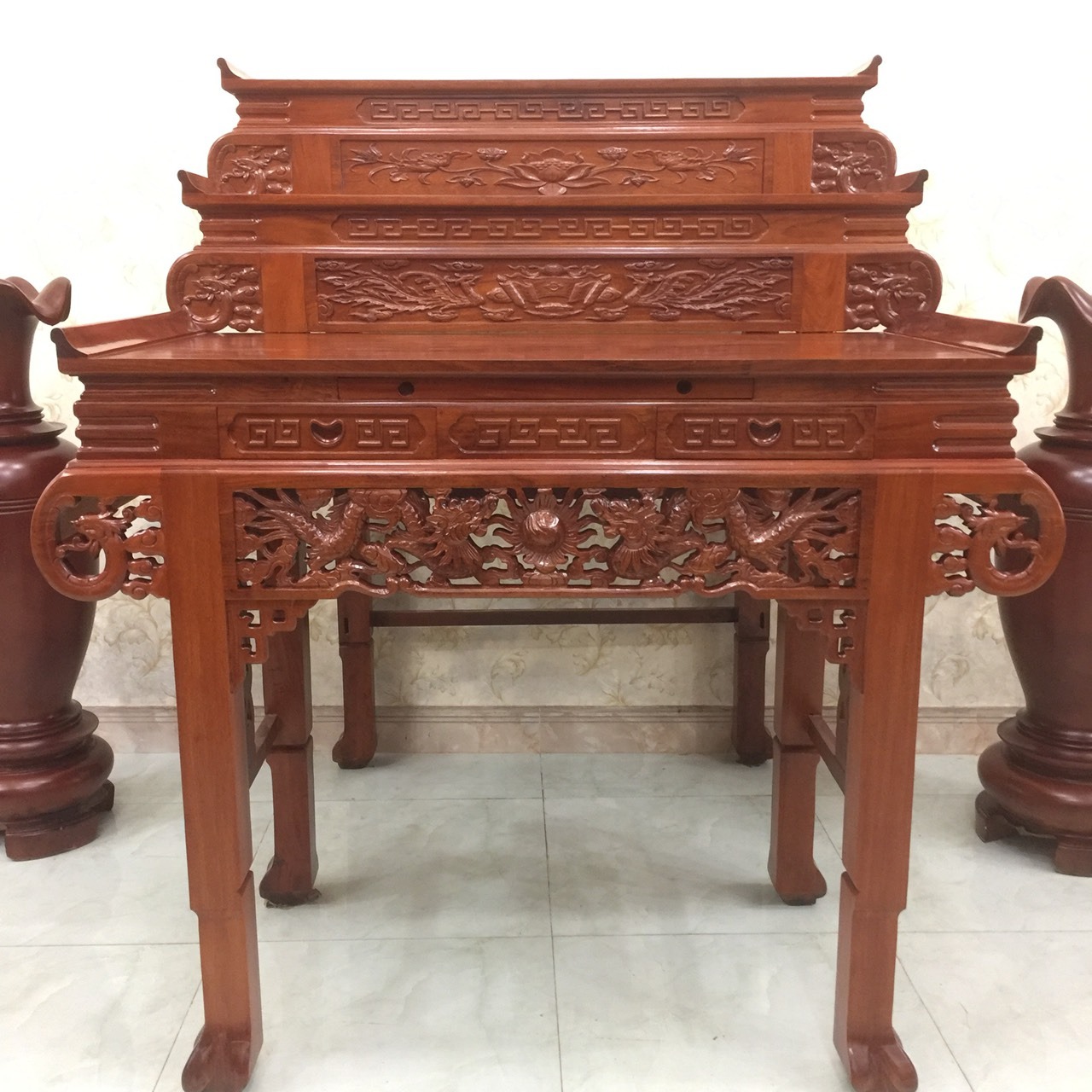 N&ecirc;n chọn k&iacute;ch thước b&agrave;n thờ 3 tầng như thế n&agrave;o để thu h&uacute;t t&agrave;i lộc?