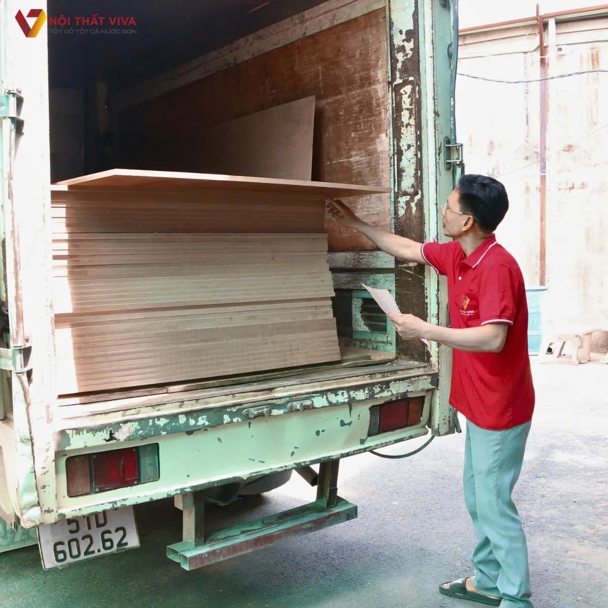 Nội thất gỗ veneer l&agrave; g&igrave;? So s&aacute;nh với gỗ tự nhi&ecirc;n v&agrave; gỗ c&ocirc;ng nghiệp