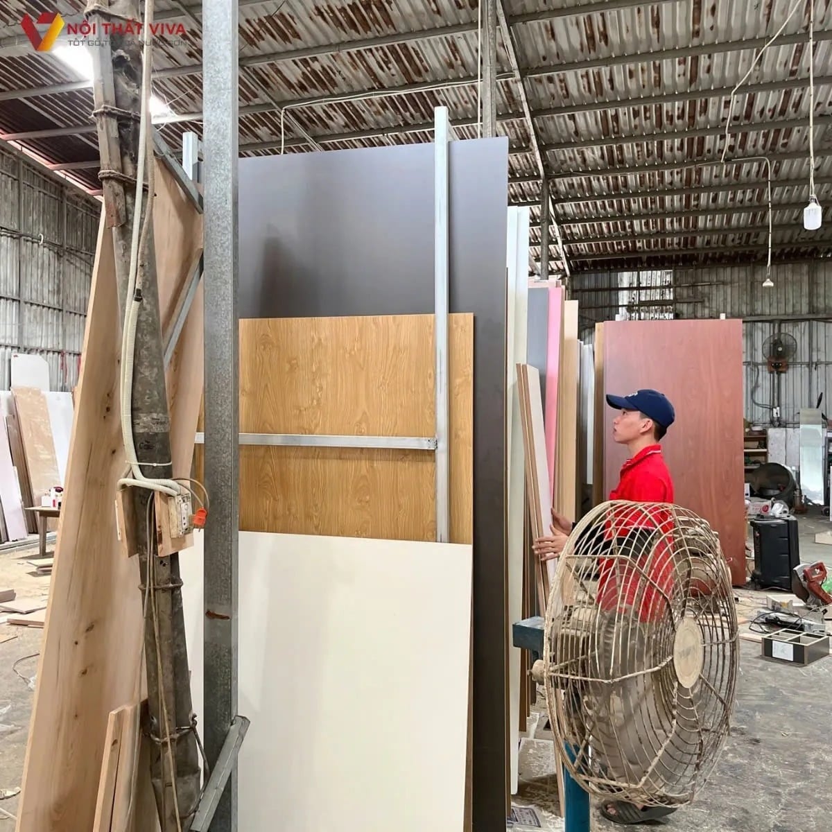 Nội thất gỗ veneer l&agrave; g&igrave;? So s&aacute;nh với gỗ tự nhi&ecirc;n v&agrave; gỗ c&ocirc;ng nghiệp