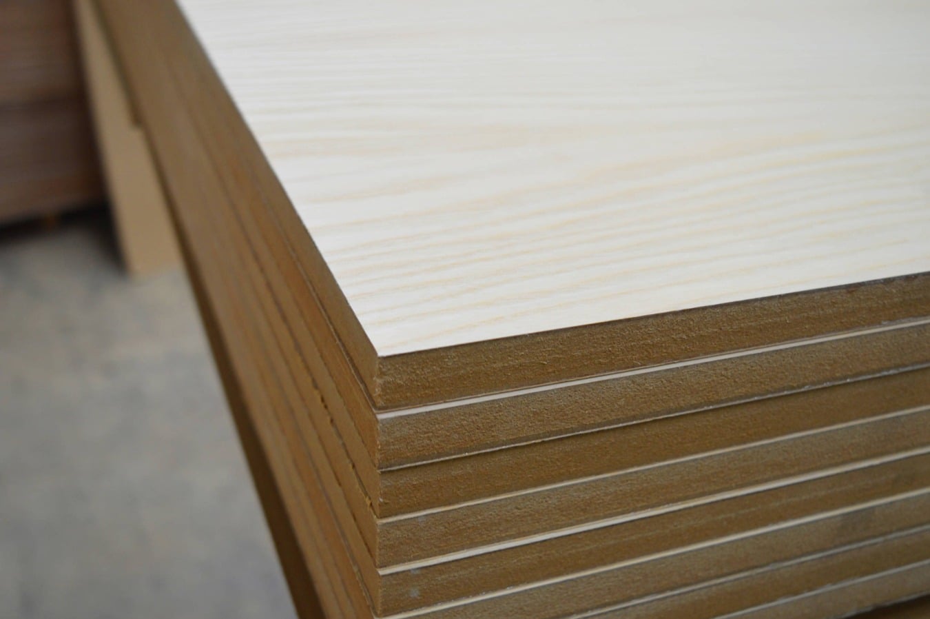 Nội thất gỗ veneer l&agrave; g&igrave;? So s&aacute;nh với gỗ tự nhi&ecirc;n v&agrave; gỗ c&ocirc;ng nghiệp