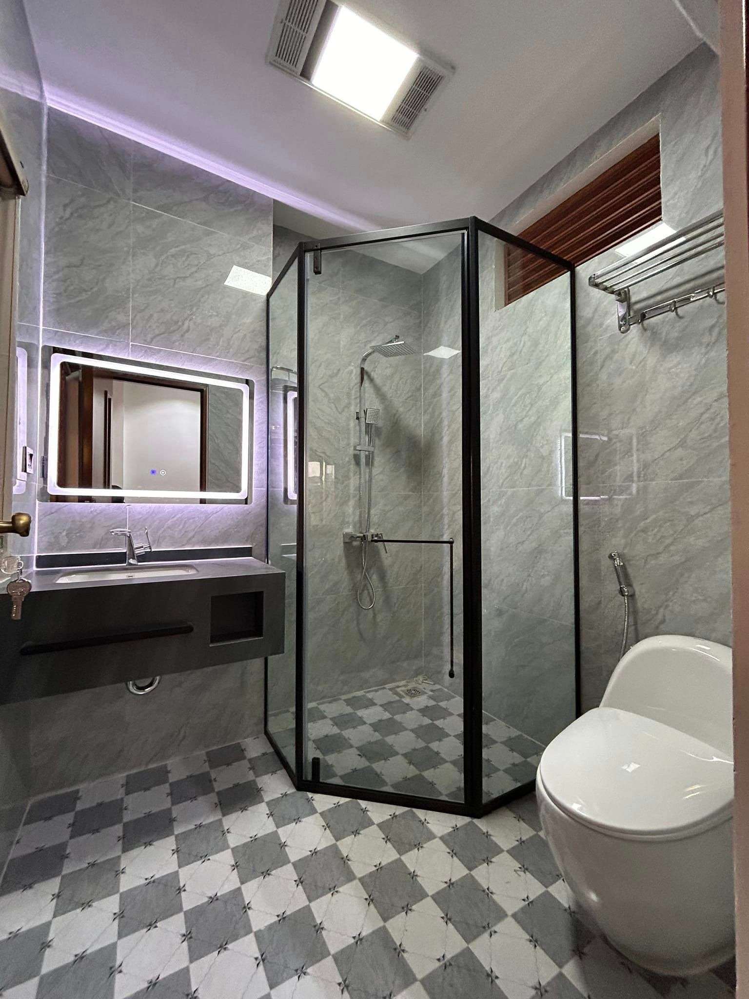 Phòng tắm kính 135 độ là gì? Ưu điểm và cách thiết kế phù hợp mọi không gian