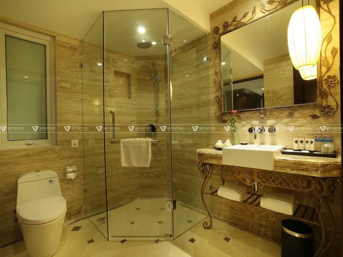 Phòng tắm kính 135 độ là gì? Ưu điểm và cách thiết kế phù hợp mọi không gian