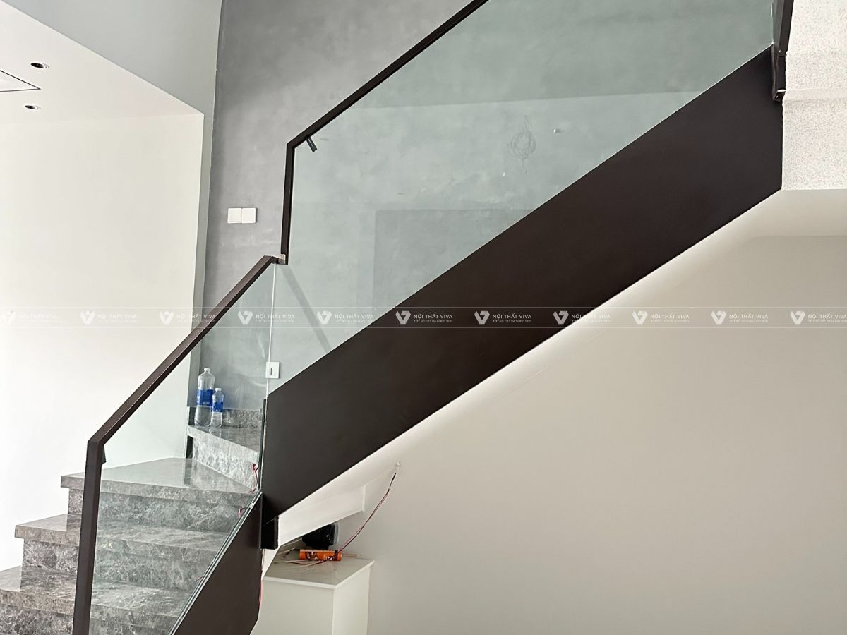 Tay vịn Maxpro là gì? Báo giá thi công lan can kính tay vịn nhôm tại Viva