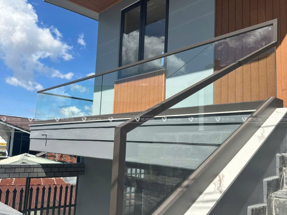 Tay vịn Maxpro là gì? Báo giá thi công lan can kính tay vịn nhôm tại Viva