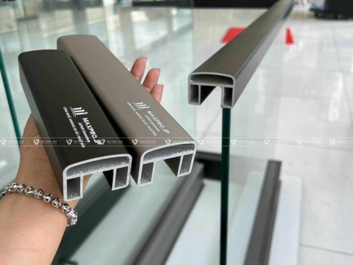 Tay vịn Maxpro là gì? Báo giá thi công lan can kính tay vịn nhôm tại Viva