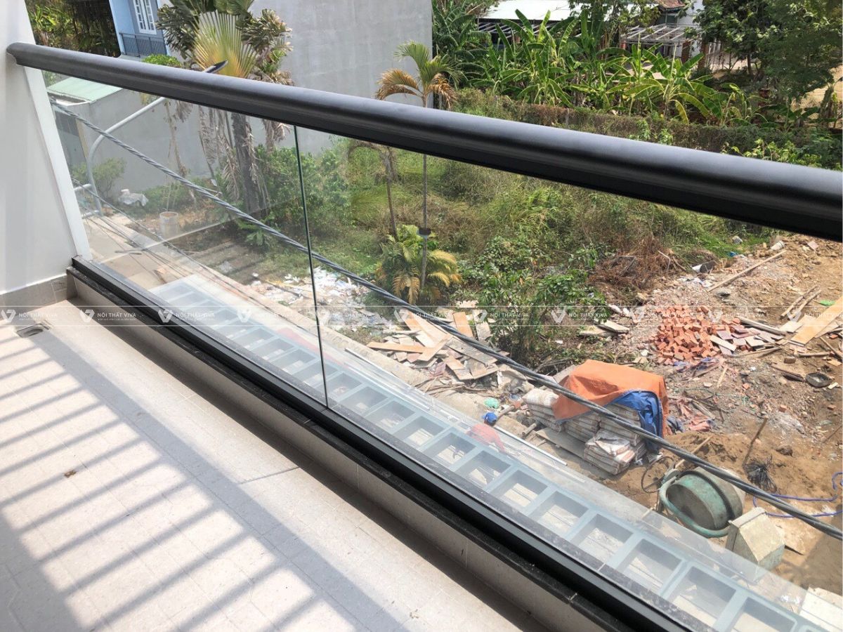 Tay vịn Maxpro là gì? Báo giá thi công lan can kính tay vịn nhôm tại Viva