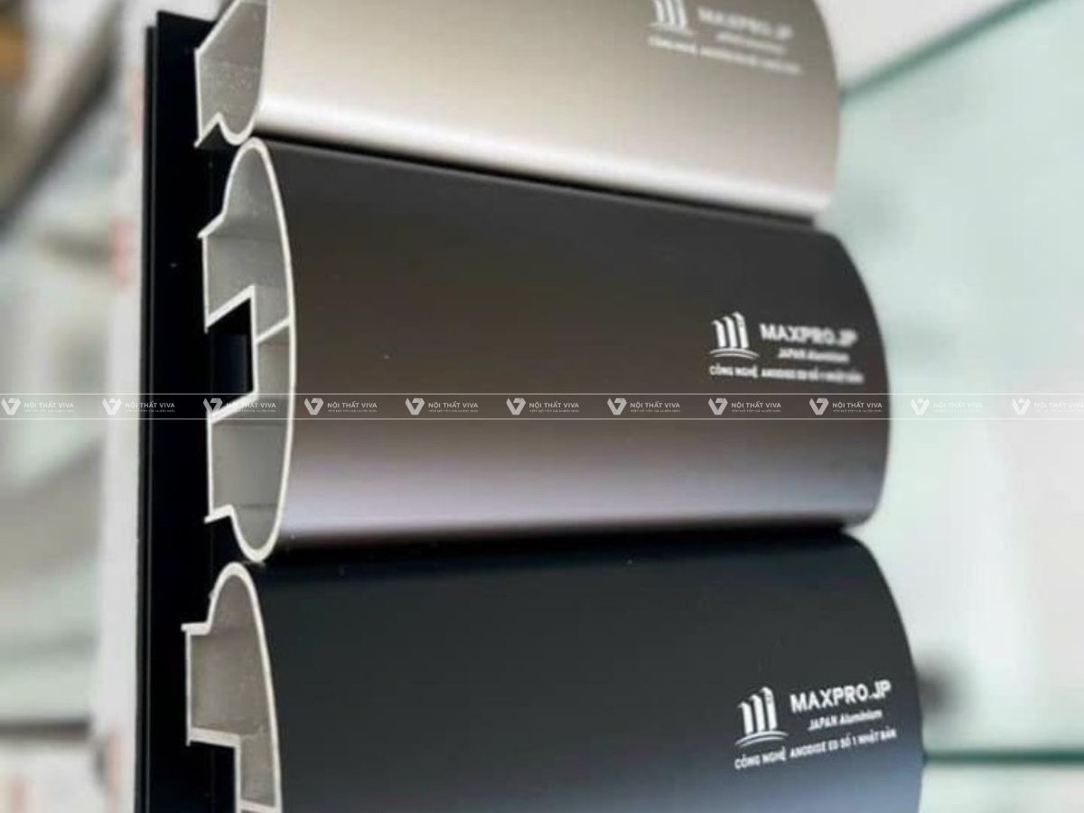 Tay vịn Maxpro là gì? Báo giá thi công lan can kính tay vịn nhôm tại Viva