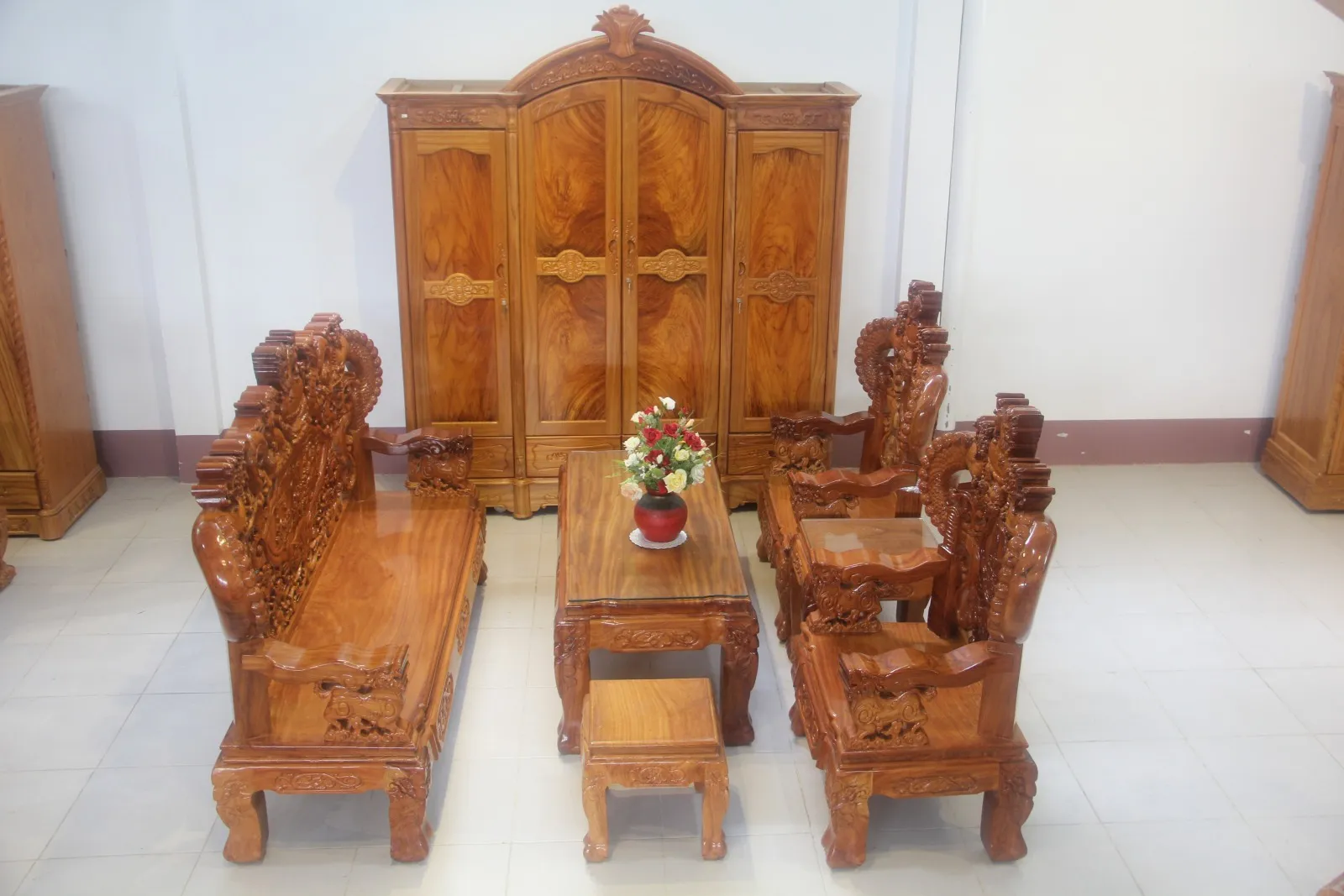 Tủ Quần Áo Cổ Điển
