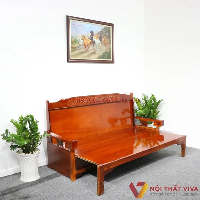 Bàn ghế gỗ được sơn lớp sơn bóng bắt mắt, tăng độ bền sản phẩm.
