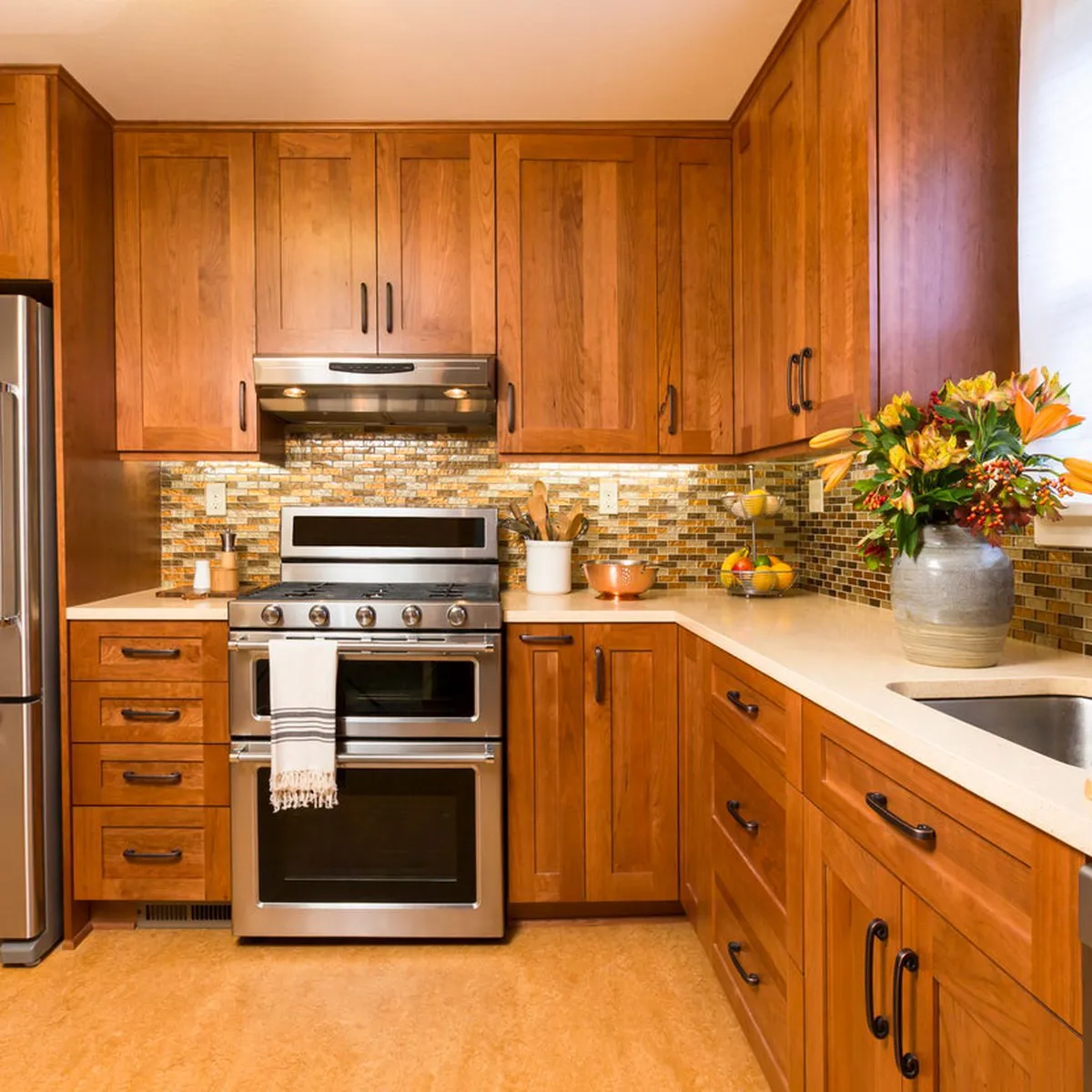 6 Cách Decor Mẫu Tủ Bếp Chữ L Gỗ Tự Nhiên Đẹp Mắt Và Hợp Phong Thủy 6 Cách Decor Mẫu Tủ Bếp Chữ L Gỗ Tự Nhiên Đẹp Mắt Và Hợp Phong Thủy