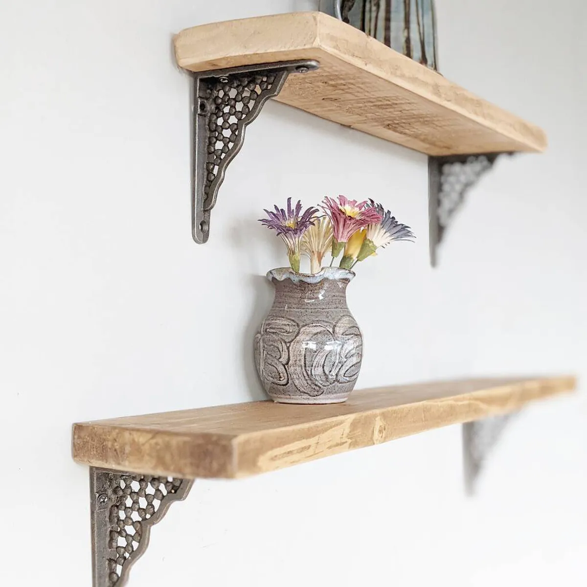 7 mẫu kệ gỗ trang trí phòng ngủ tốt nhất để decor và lưu trữ  7 mẫu kệ gỗ trang trí phòng ngủ tốt nhất để decor và lưu trữ