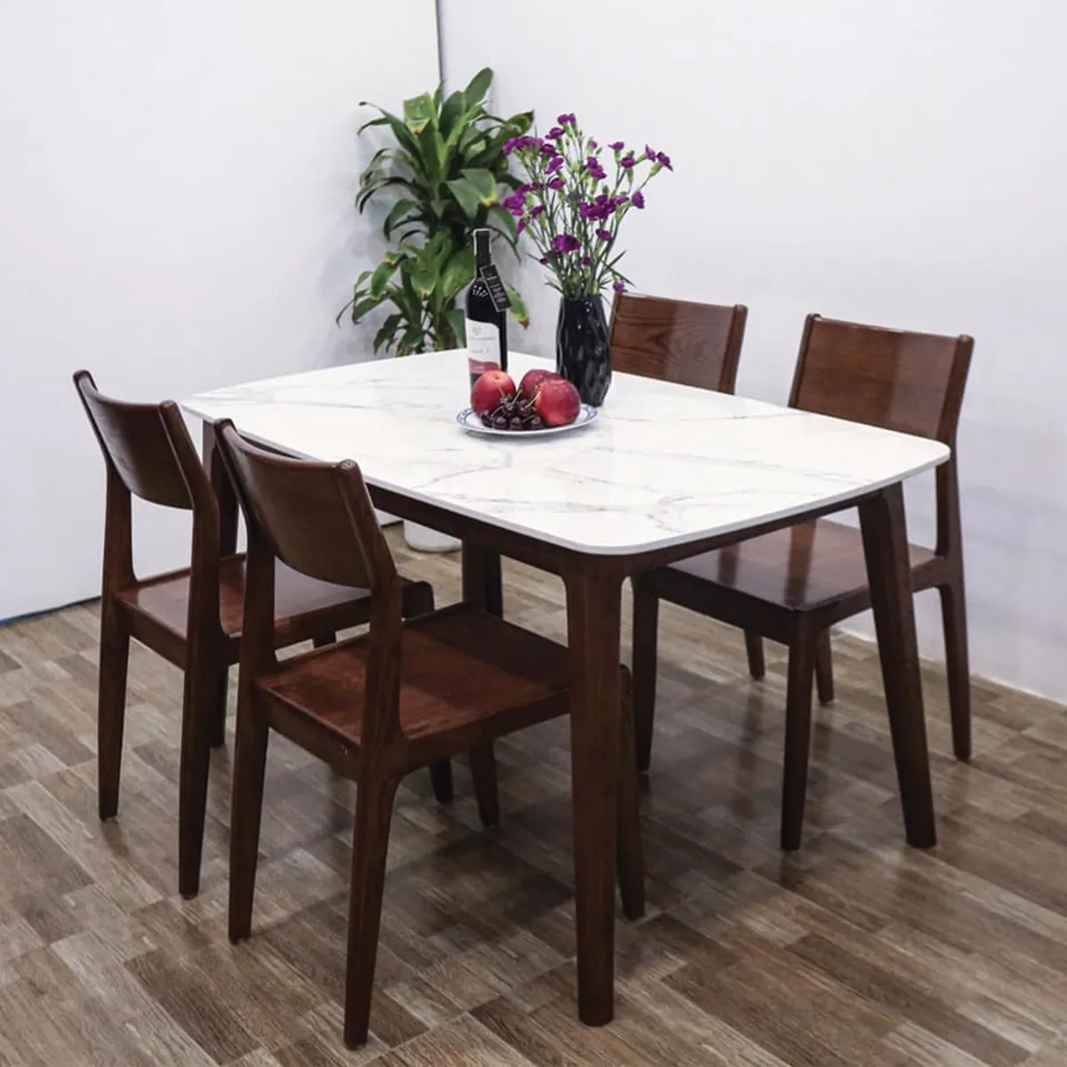 Bàn ăn 4 ghế mặt đá hiện đại, sang trọng - Sản phẩm nội thất cực HOT nên có trong phòng bếp nhà bạn Bàn ăn 4 ghế mặt đá hiện đại, sang trọng - Sản phẩm nội thất cực HOT nên có trong phòng bếp nhà bạn