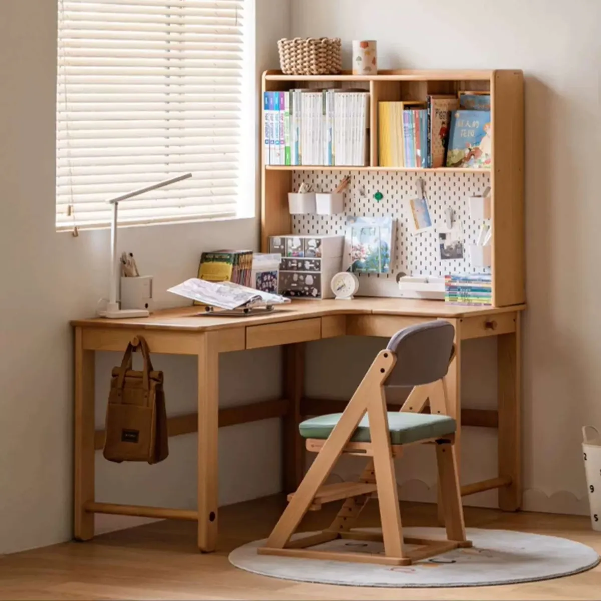 Bàn học gỗ tự nhiên – 3 mẫu cần thiết và mẹo chọn chuẩn theo độ tuổi Bàn học gỗ tự nhiên – 3 mẫu cần thiết và mẹo chọn chuẩn theo độ tuổi