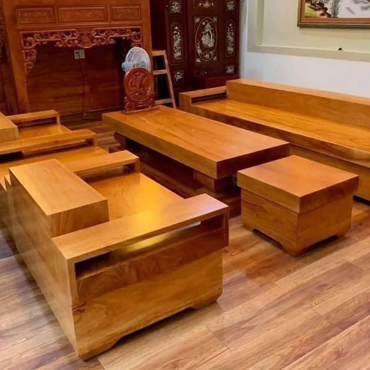Có nên chọn sofa gỗ gõ đỏ? Top 3+ mẫu bền đẹp, bán chạy nhất hiện nay  Có nên chọn sofa gỗ gõ đỏ? Top 3+ mẫu bền đẹp, bán chạy nhất hiện nay